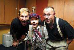 Lou Fanánek Hagen (vlevo), Robert Papoušek a právník Petr Pečený ve studiu zpívali jako o život (Zdroj: Blesk)